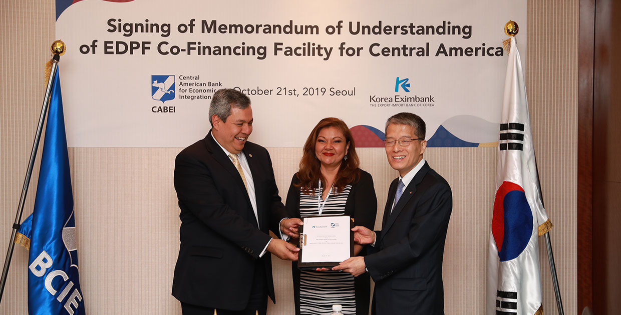 BCIE firma acuerdo de colaboración con Korea Eximbank  para fomentar la movilidad eléctrica en la región