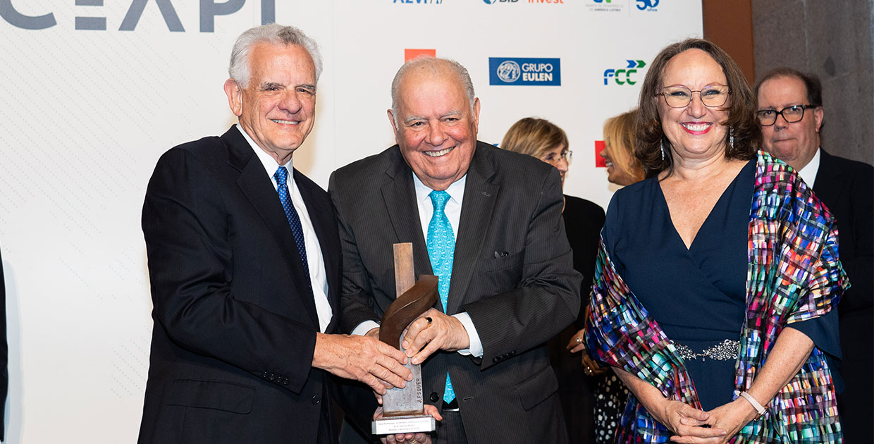 El empresario panameño Stanley Motta recibe el Premio Enrique V. Iglesias de CEAPI
