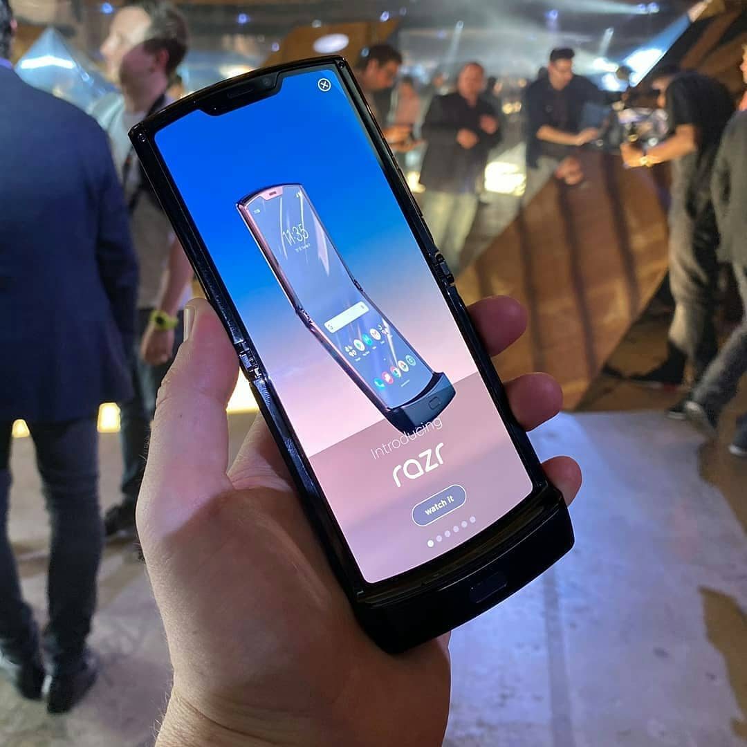 Motorola lanza Razr, el smartphone con pantalla plegable