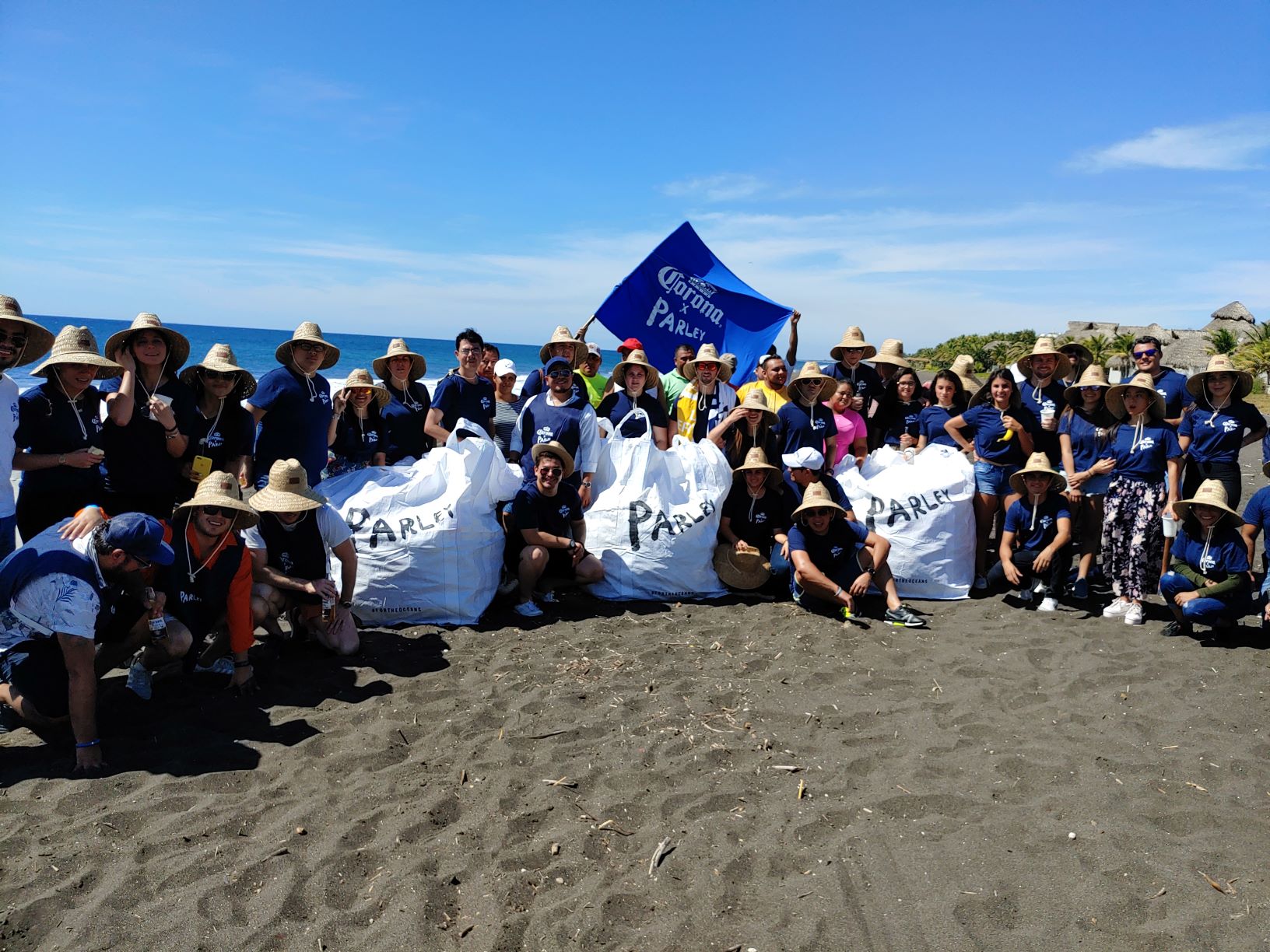 Corona y Parley realizan primera jornada de limpieza de playas de Guatemala