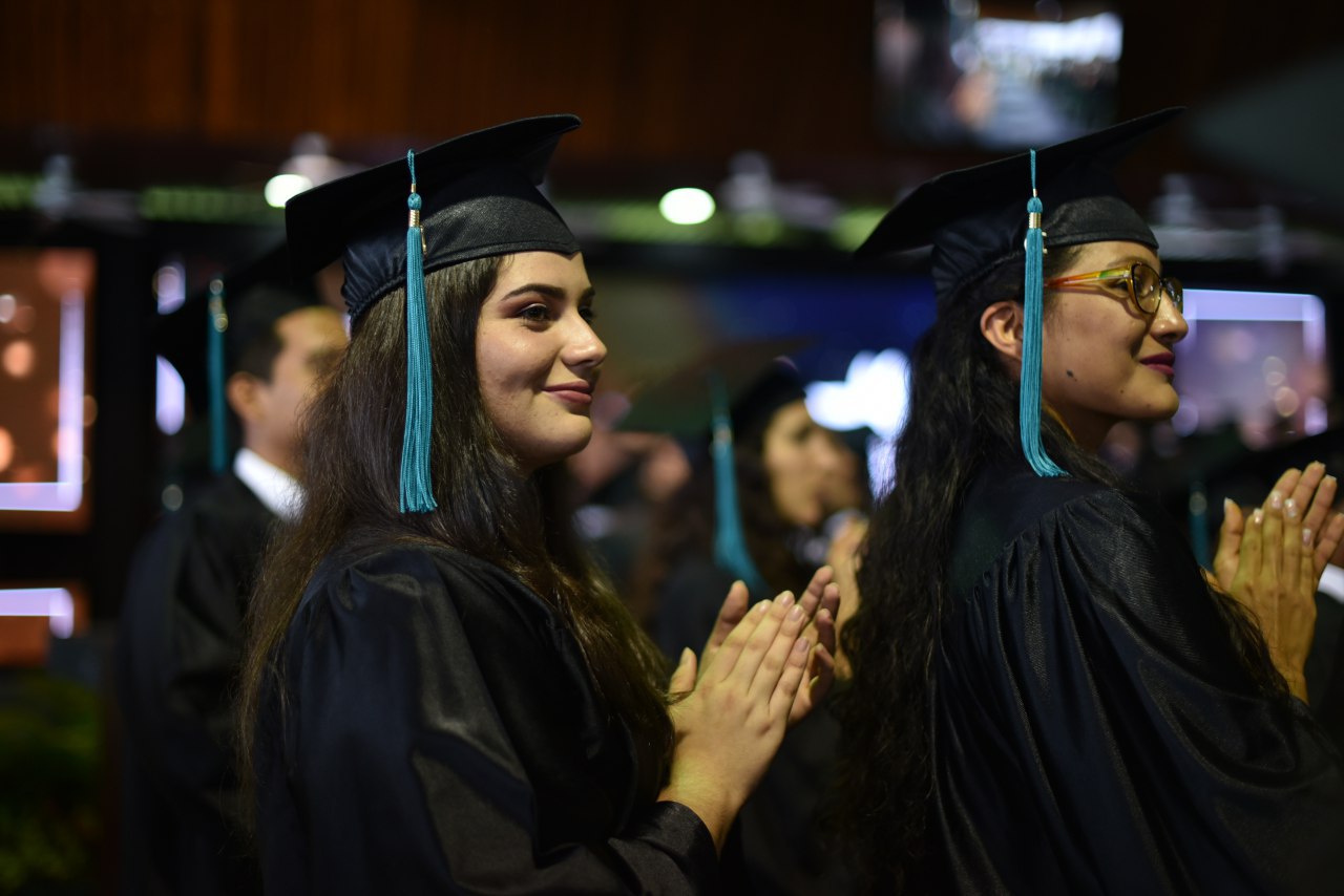 Universidad EARTH gradúa a primera generación con mayoría de mujeres