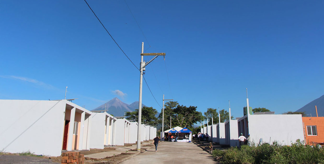 15 familias afectadas por el Volcán de Fuego reciben viviendas