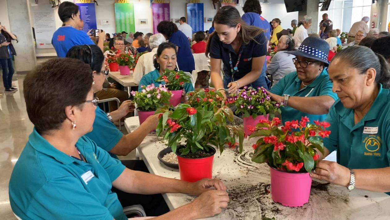 ¡200 adultos mayores celebraron la magia de la navidad entre actividades y mucho baile!