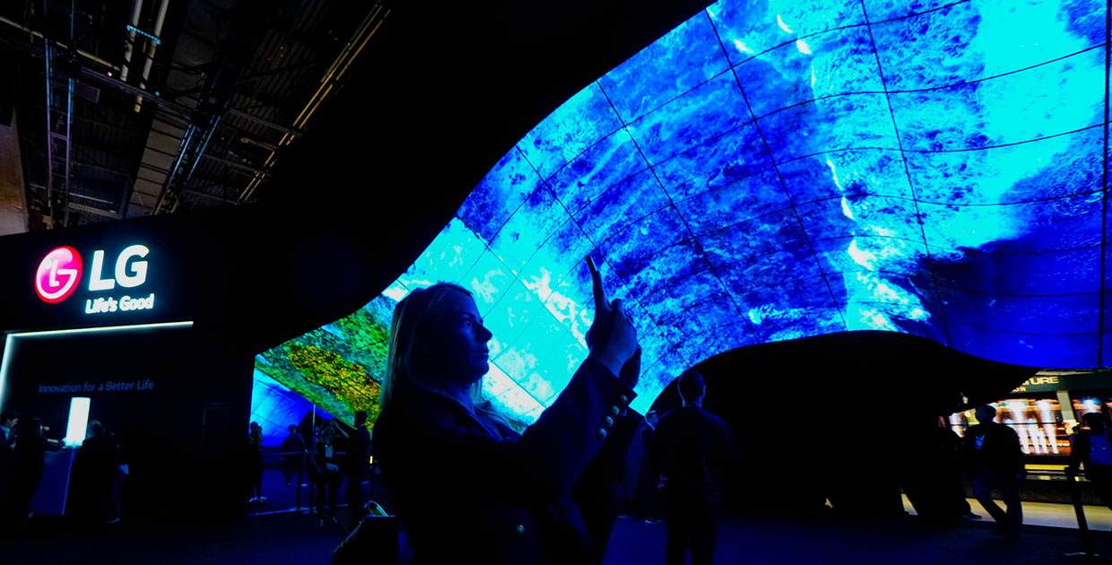 LG deslumbra a asistentes del CES con la exposición de pantallas OLED Wave y Fountain