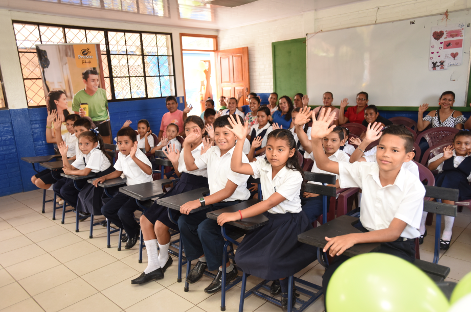 Café Presto de Nestlé dona pupitres de material reciclado a escuela en Nueva Guinea en Nicaragua