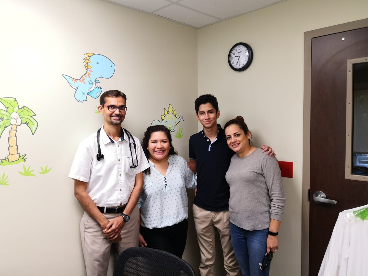 Adolescente hondureño viaja a Islas Caimán para practicarse una cirugía de corazón que cambió su vida