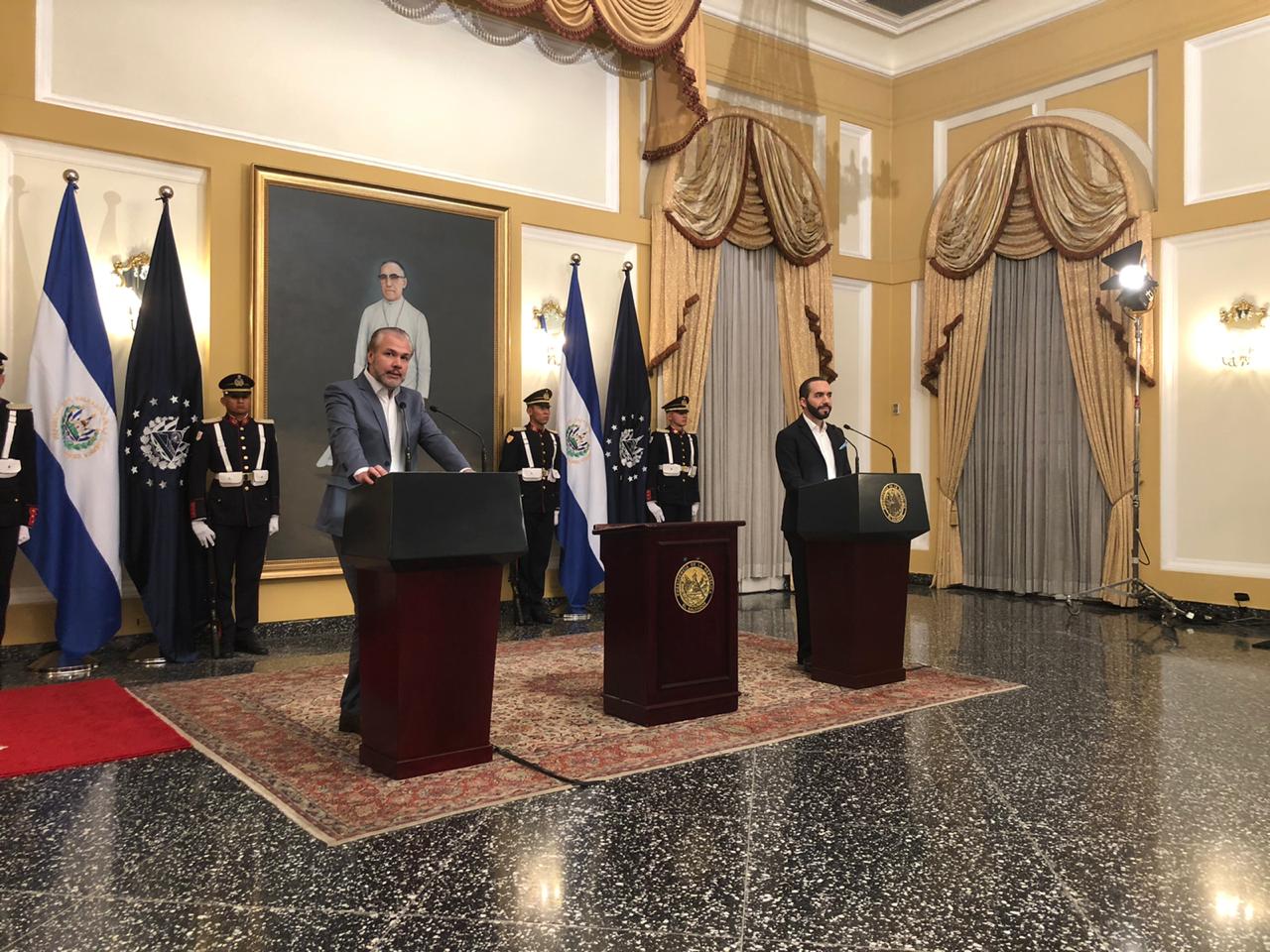 Gobierno de El Salvador y Oracle firman alianza que beneficia a más de 87.000 estudiantes