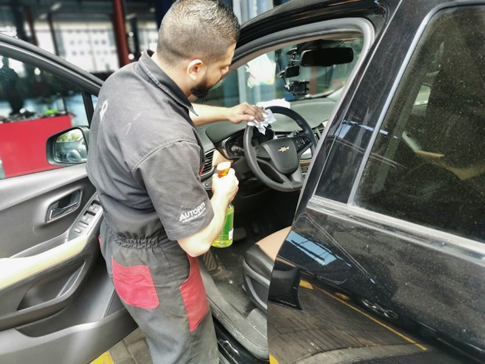 Autopits ofrece servicios especiales para que conductores no salgan a reparar sus automóviles