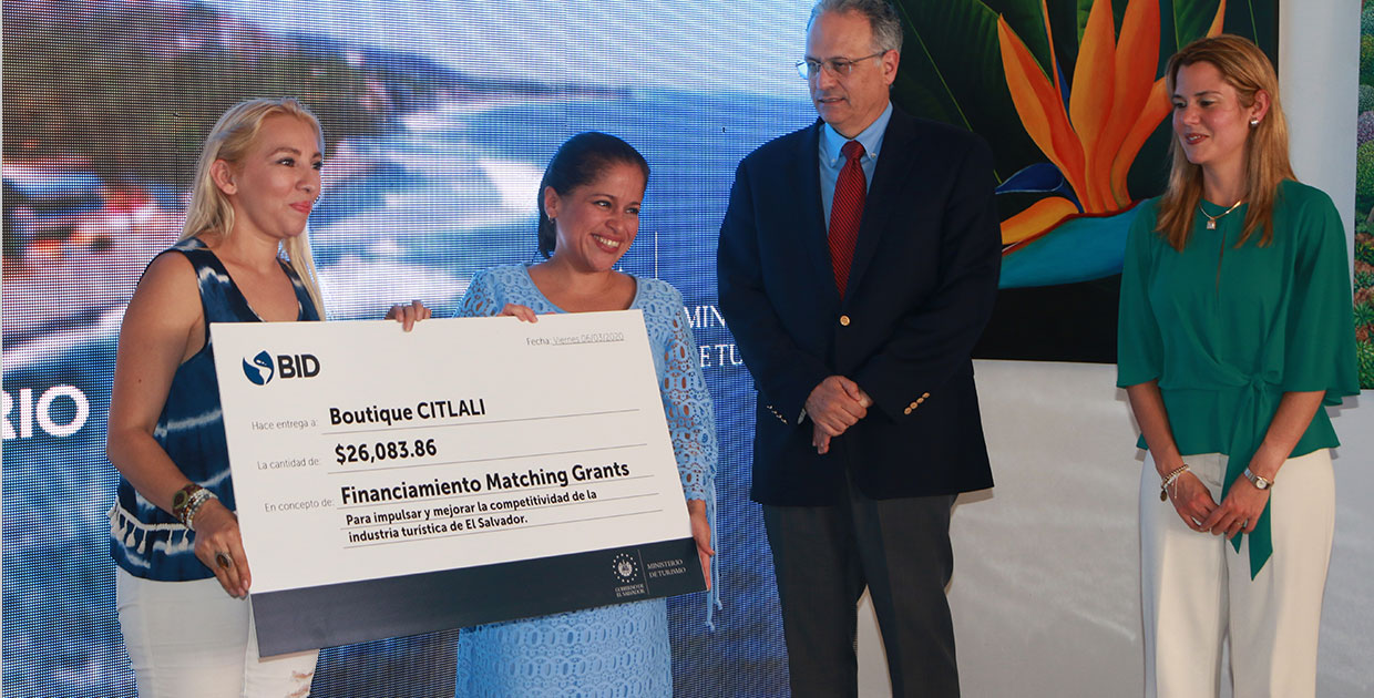 El Salvador entrega fondos no reembolsables y presenta línea de crédito Surf City para empresarios