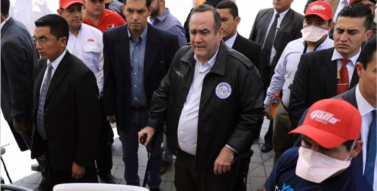 Presidente de Guatemala agradece donación a Cerveza Gallo