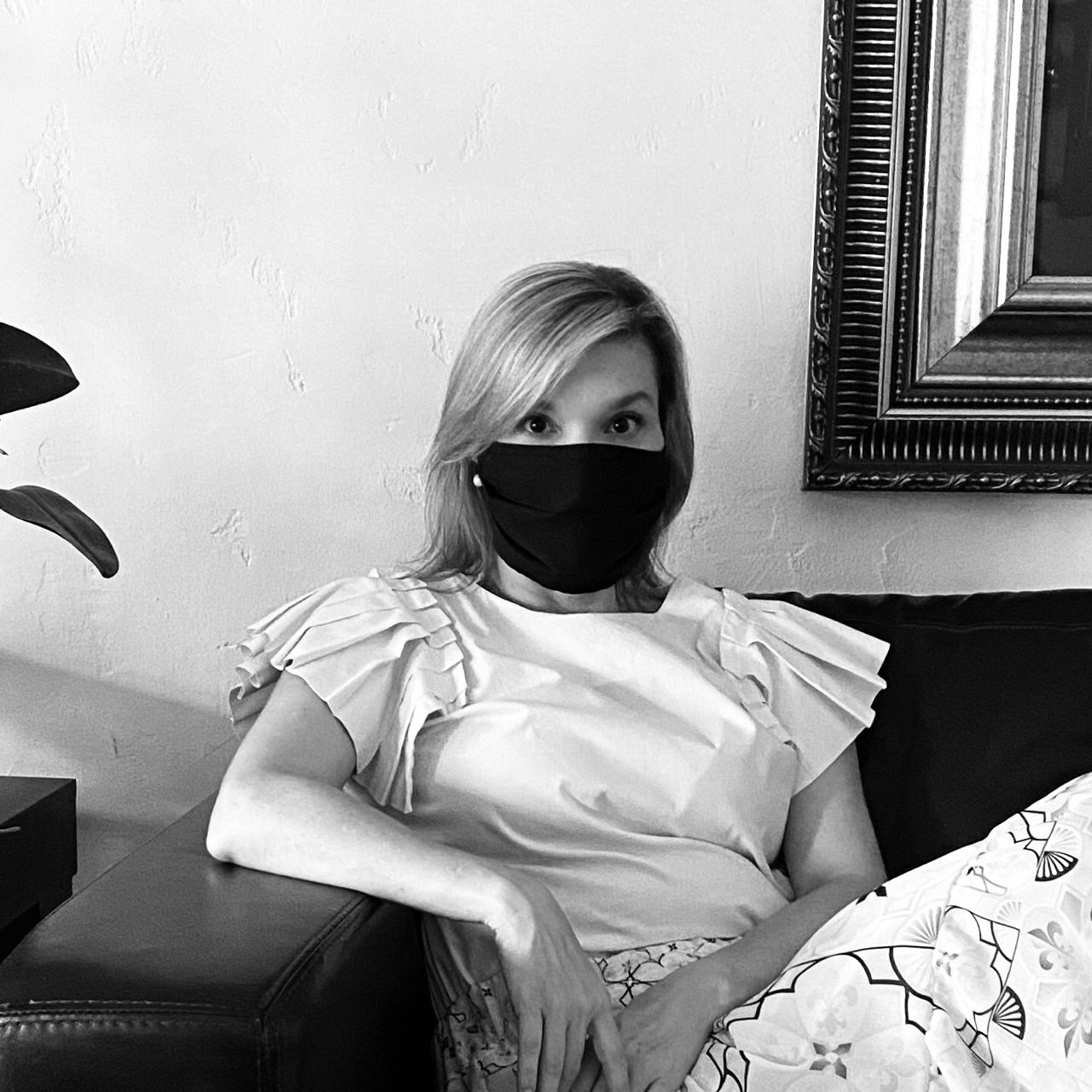 Diseñadora costarricense Carmiña Romero, crea mascarillas reutilizables y donará las ganancias