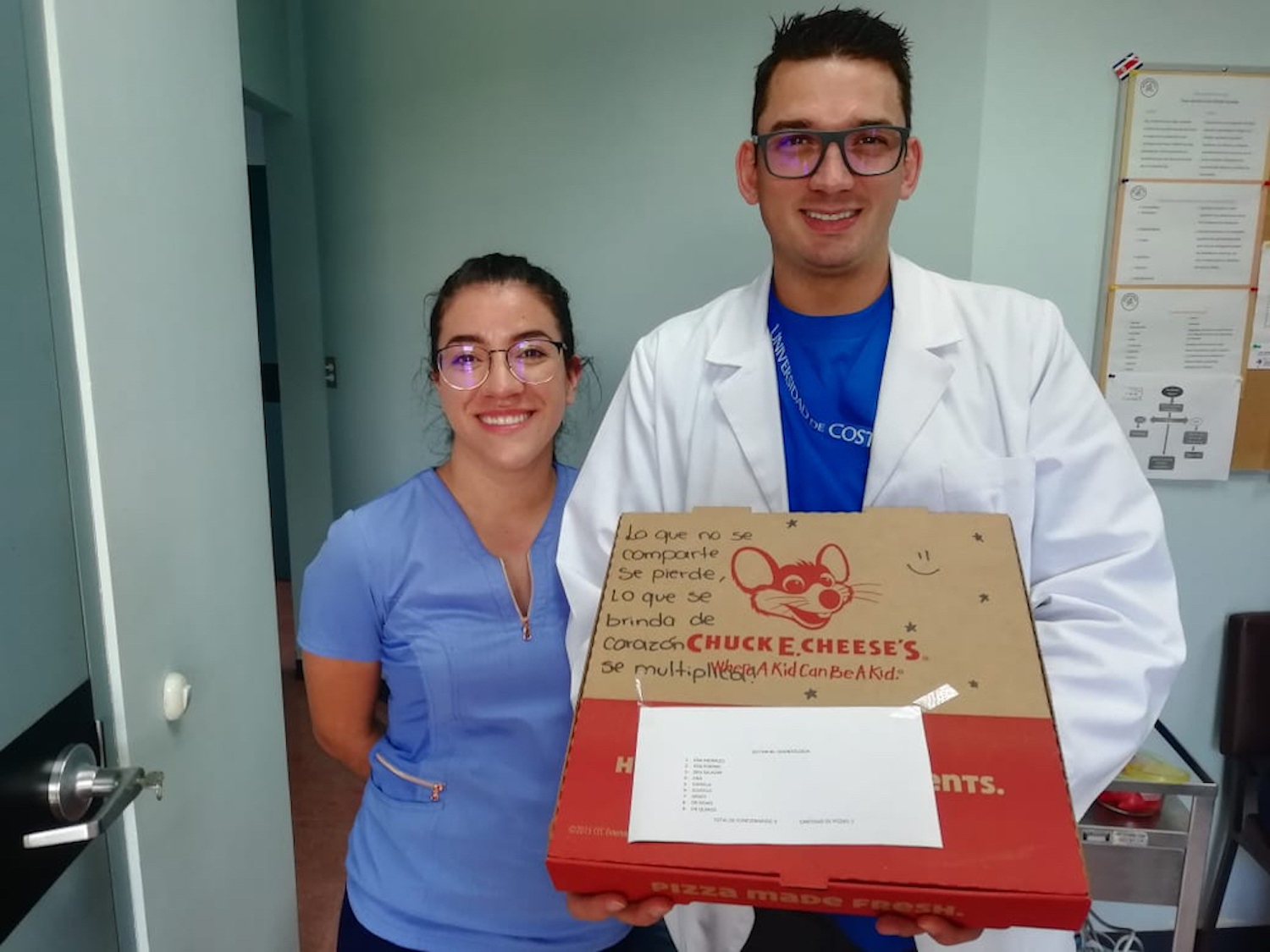 Restaurante llevó 270 pizzas a personal del CENARE que atiende emergencia nacional por Covid-19