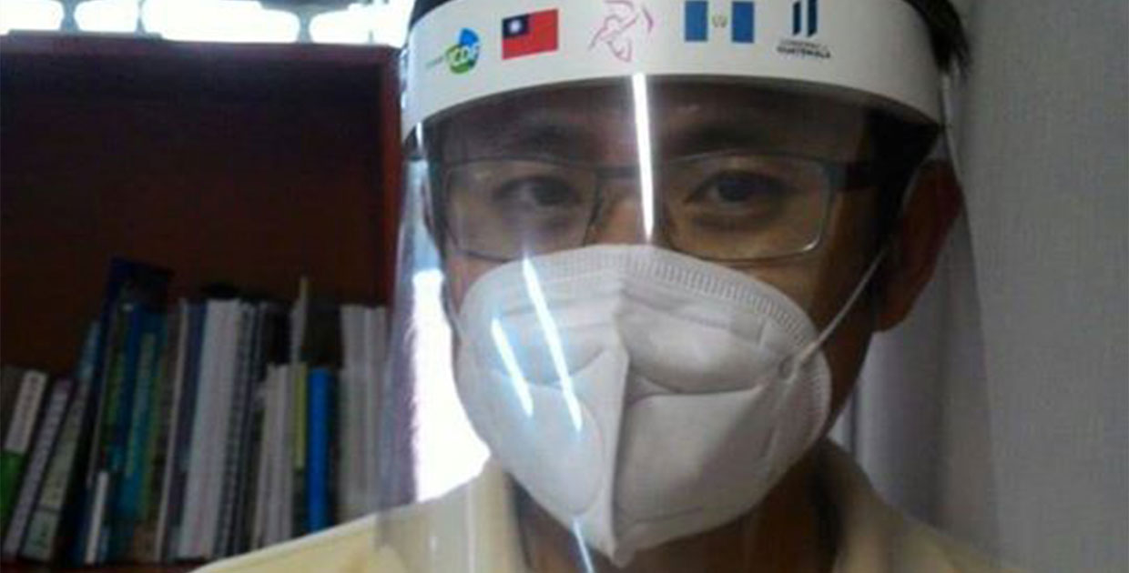 Voluntarios de Taiwán elaboran mascarillas para Guatemala