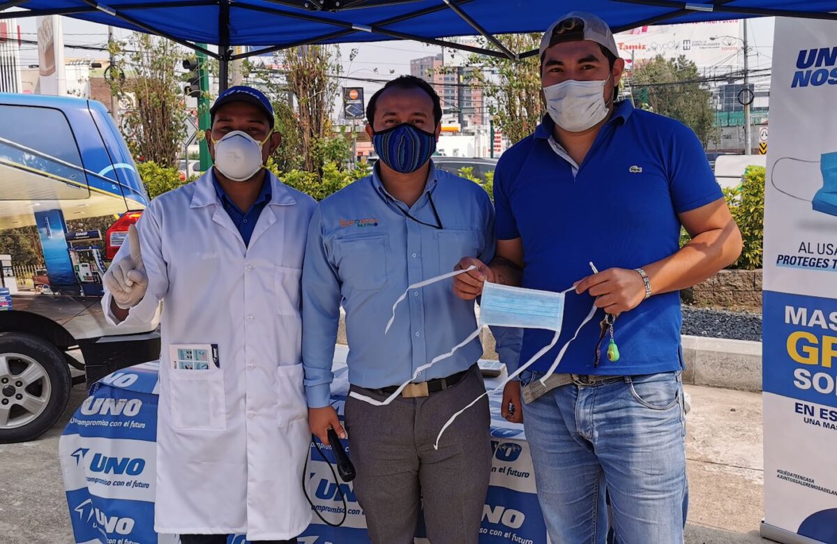 Gasolineras Uno Guatemala obsequia mascarillas para proteger la salud de los guatemaltecos