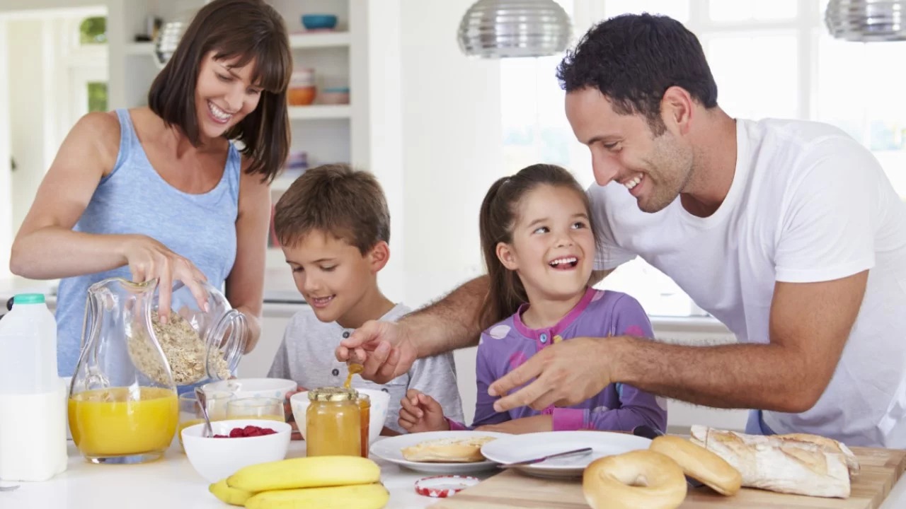 7 ideas para mantener a los niños involucrados y saludables en la cocina