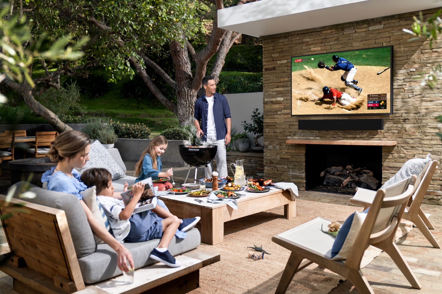 Descubra The Terrace: el televisor que se ve más vívido en exteriores