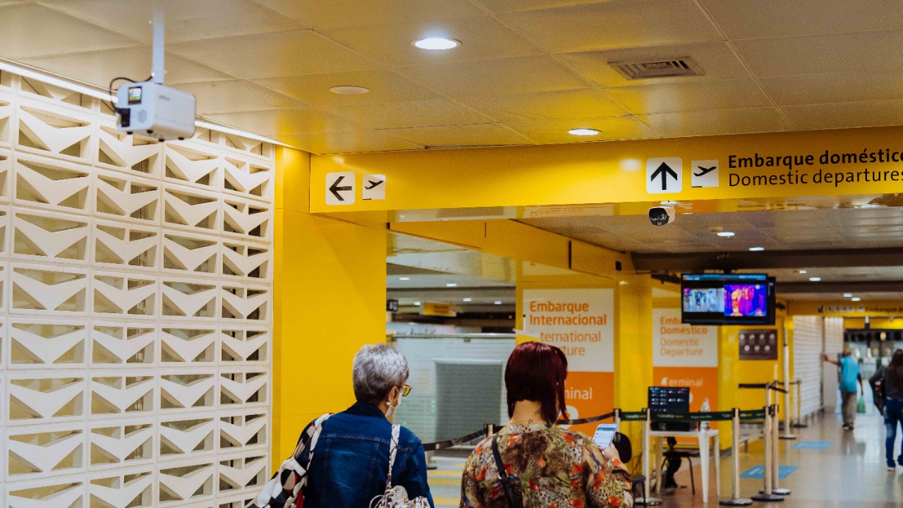 ¿Cómo cambiaron los controles en los aeropuertos a raíz de la pandemia?