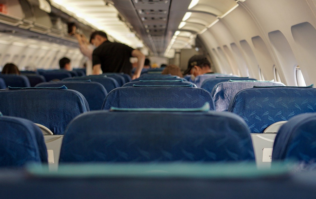 ¿Qué se puede llevar en la maleta de mano al viajar en avión?