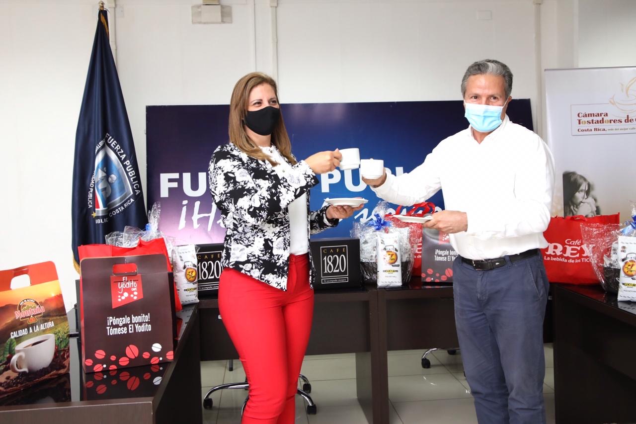 Cámara de Tostadores de Café de Costa Rica celebra dos siglos con donación a la Fuerza Publica