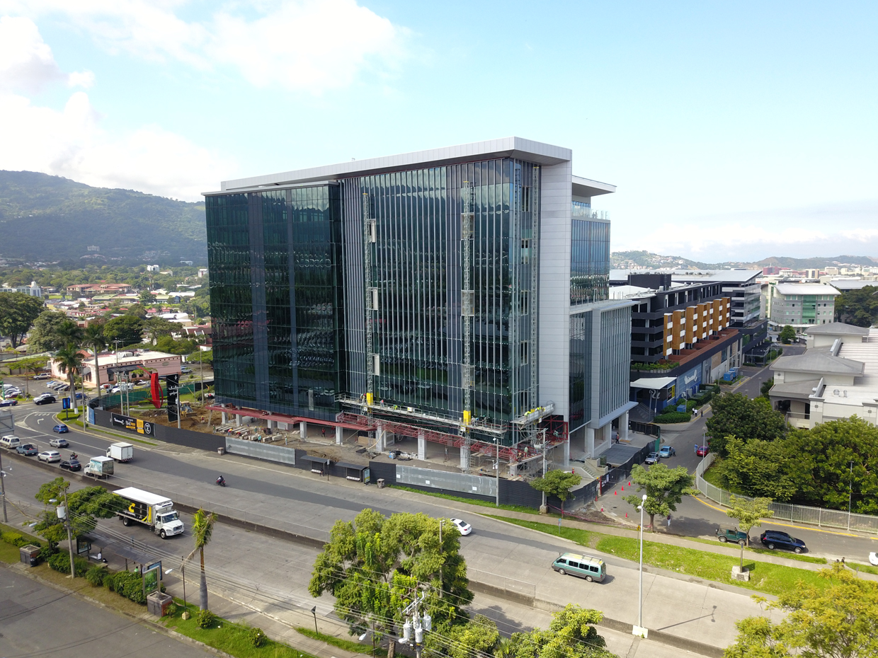 Escazú Village crece con su segunda torre y la apertura de la tienda Old Navy en Costa Rica