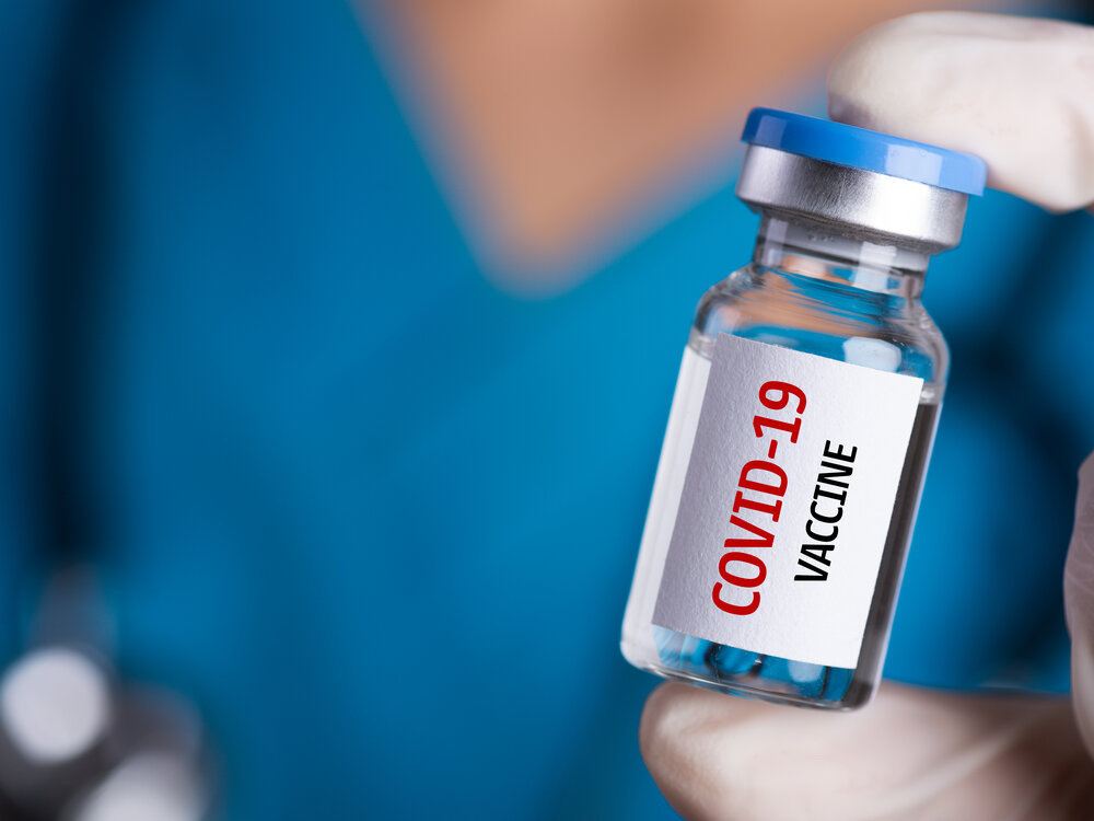 Las ventajas de la vacuna contra el coronavirus de Oxford-AstraZeneca que Reino Unido aprobó 