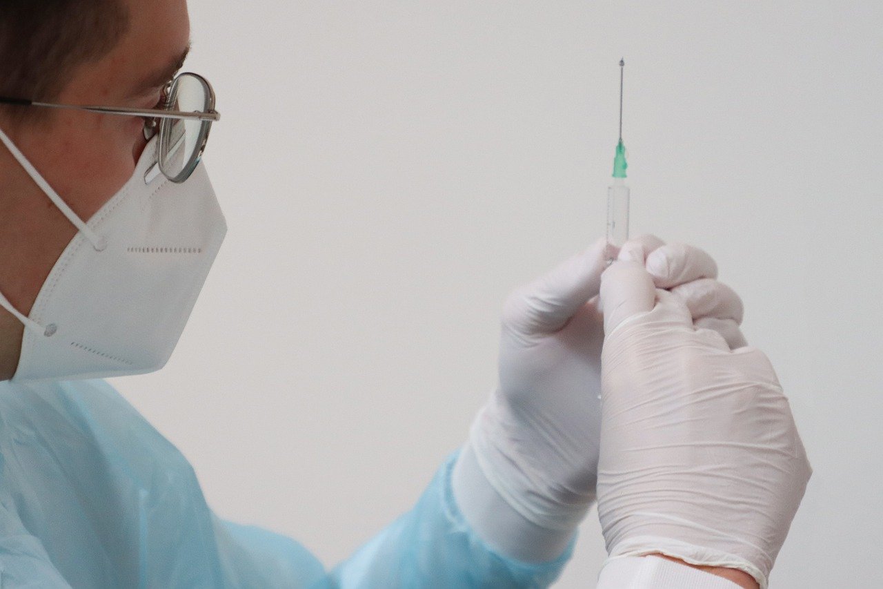 Una dosis de la vacuna contra la COVID reduce a casi la mitad la transmisión