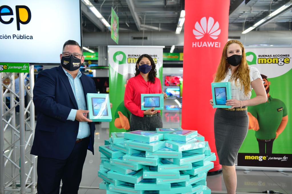 Huawei y Monge donan 100 tabletas para estudiantes de educación pública
