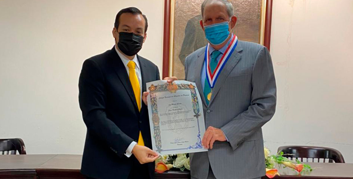 El Dr. José Miguel Alemán Healy recibe la medalla Jorge Illueca Sibauste del Colegio de Abogados de Panamá