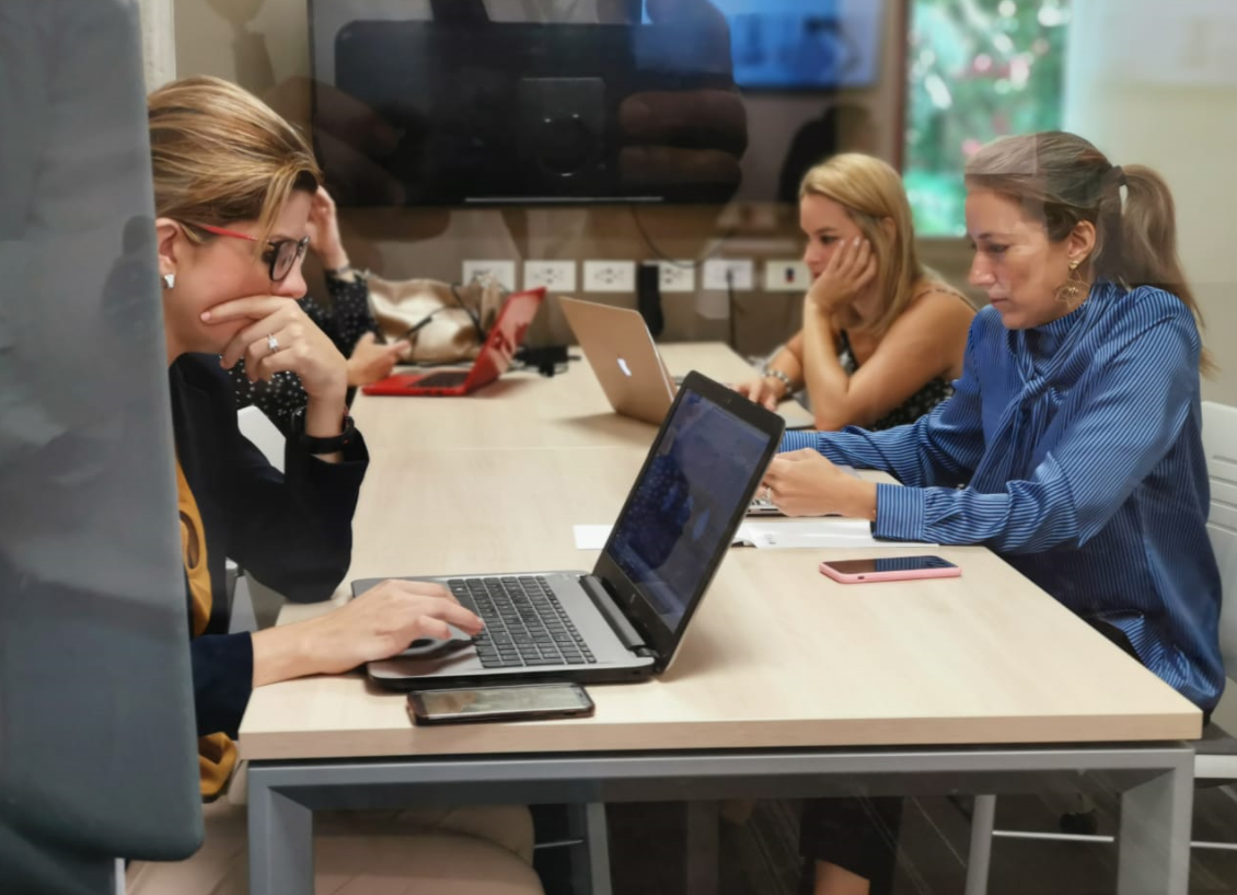 Crece participación de mujeres en empresas de servicios