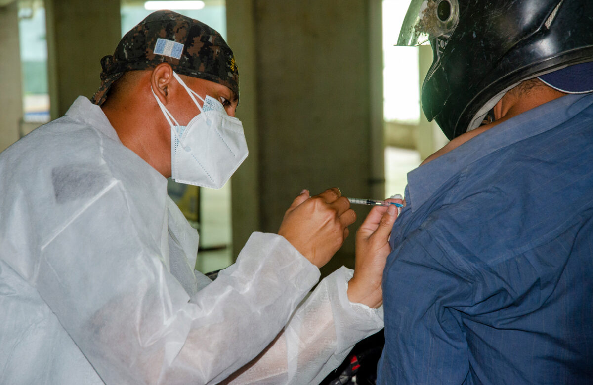 Centro de vacunación en instalaciones Tigo en Guatemala