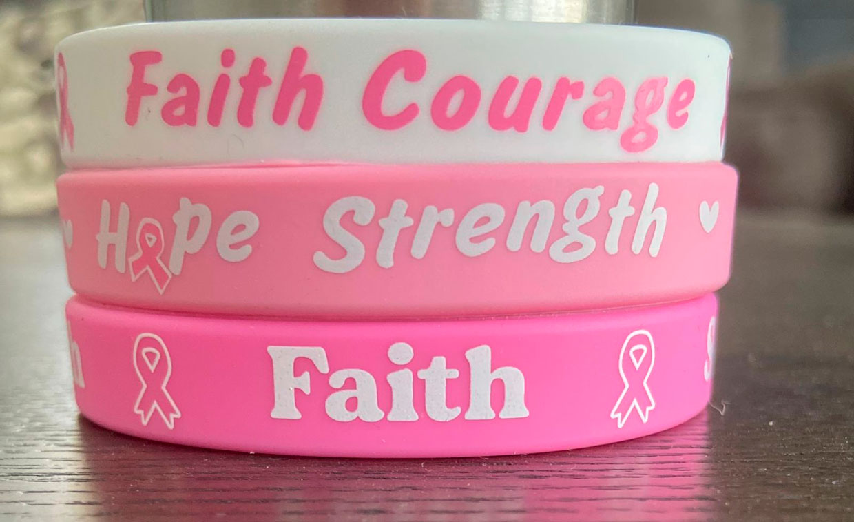 Edición rosa de “Pulseras con propósito”  ayudará a paciente de cáncer de mama