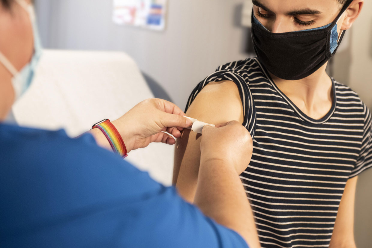 El CEO de Pfizer dice que la cuarta dosis de la vacuna Covid puede ser necesaria antes de lo esperado debido a omicron