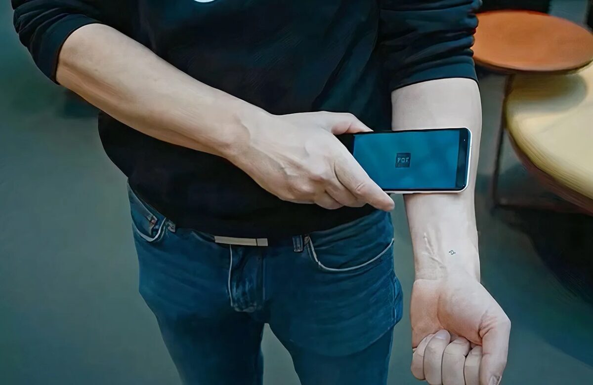 Una empresa sueca desarrolla un microchip implantado bajo la piel que sirve de pase sanitario
