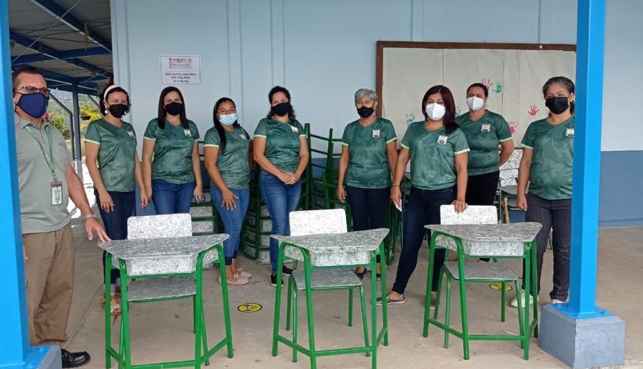 Dos Pinos dona 200 Pupitres hechos a partir del reciclaje de envases de Tetra Pak a 10 escuelas costarricenses