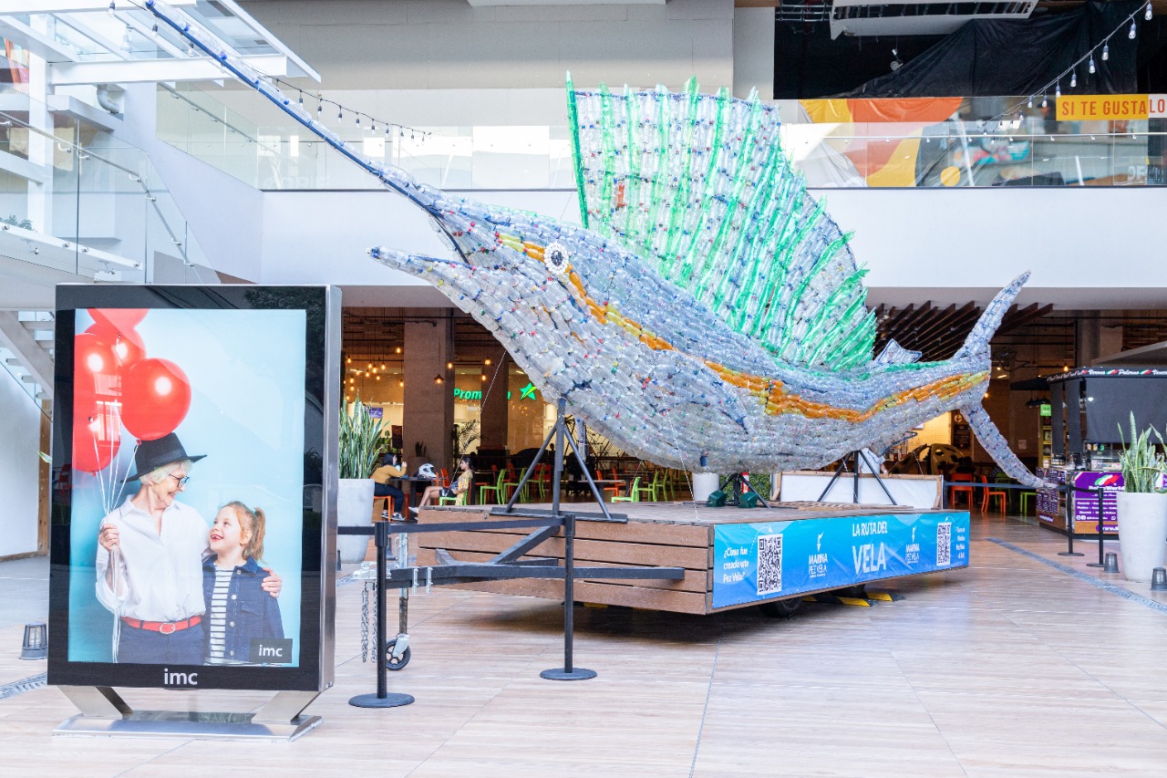 Pez Vela de 13 metros de largo producido con material plástico recorrerá proyectos de Portafolio Inmobiliario para generar conciencia sobre su uso