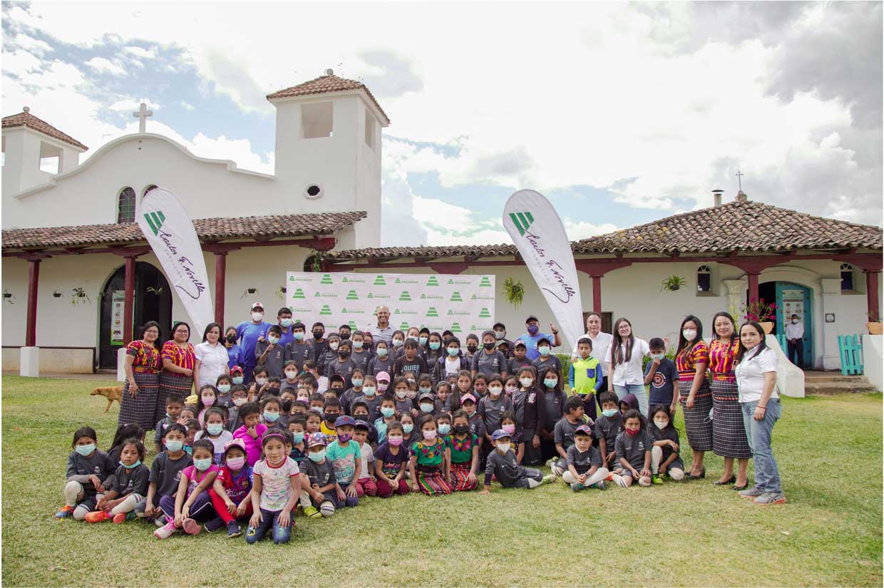 Fundación Mariano Rivera busca apoyar a niños en educación y deporte, junto con Cementos Progreso