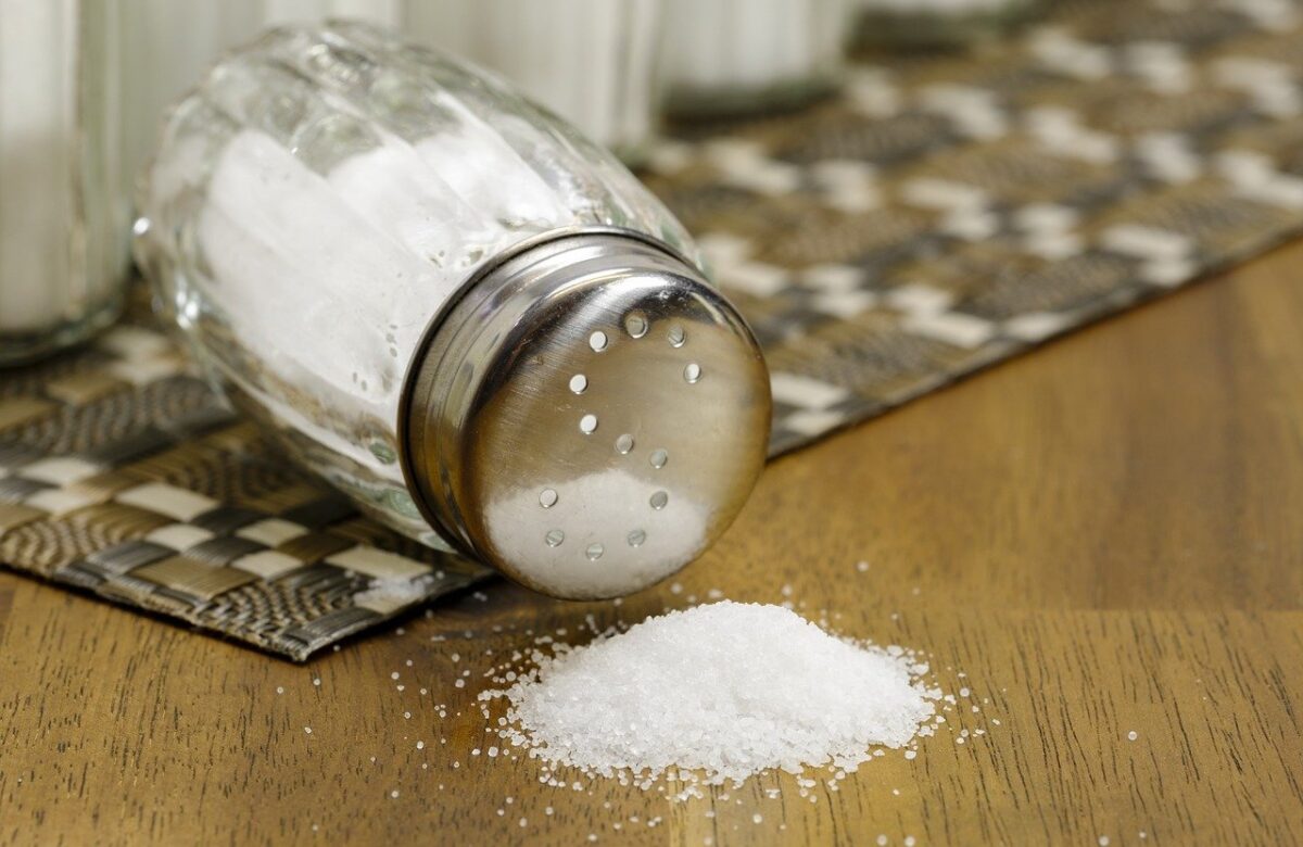 Usar un 10% menos de sal en alimentos: primer paso para mejorar la salud