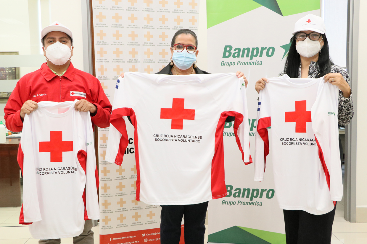Banpro entrega donativo a Cruz Roja Nicaragüense