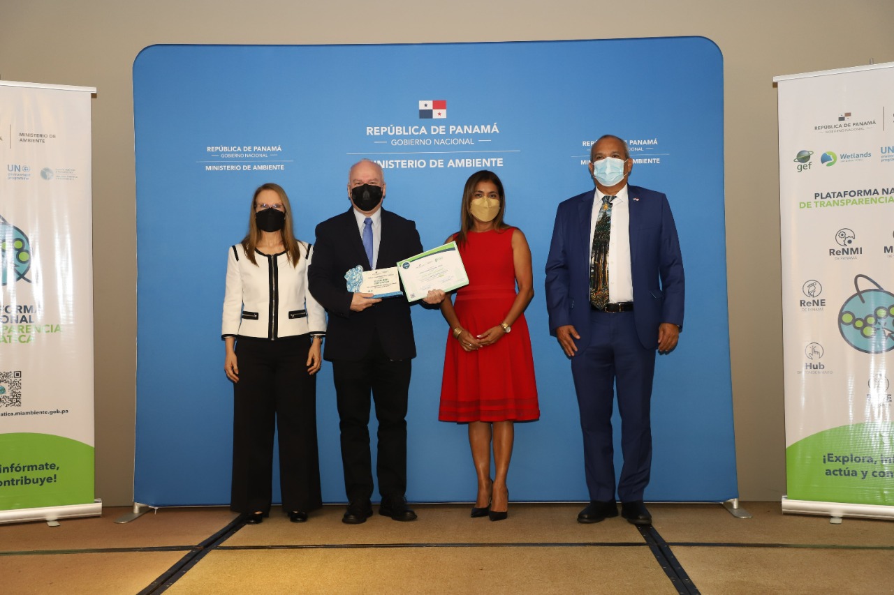 MIAMBIENTE reconoce a Global Bank por la gestión de su huella de carbono en la lucha contra el cambio climático