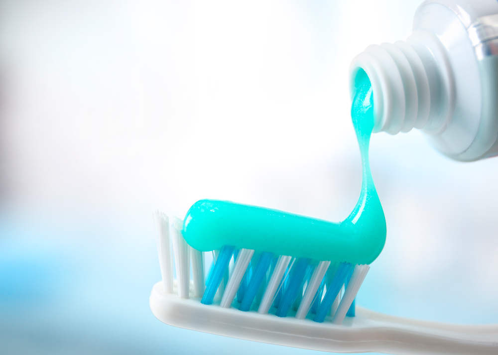 ¿Sabía usted que el cepillo de dientes es un vehículo de virus, bacterias y hongos?