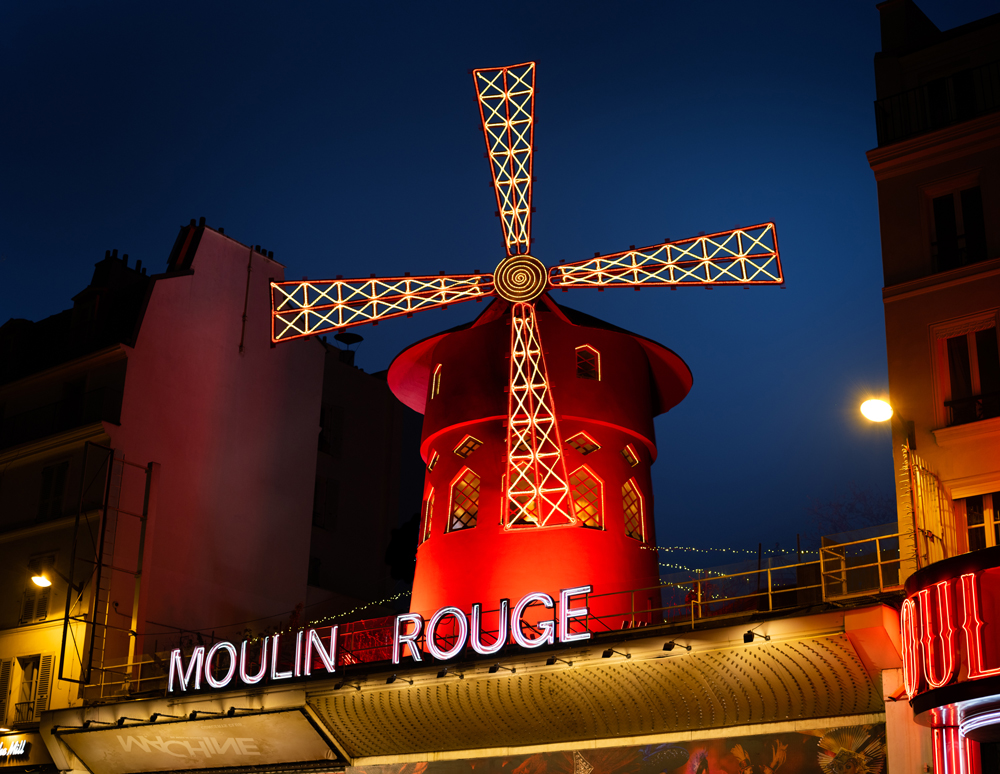 El icónico molino de viento del Moulin Rouge revela una habitación secreta para pasar la noche en Airbnb