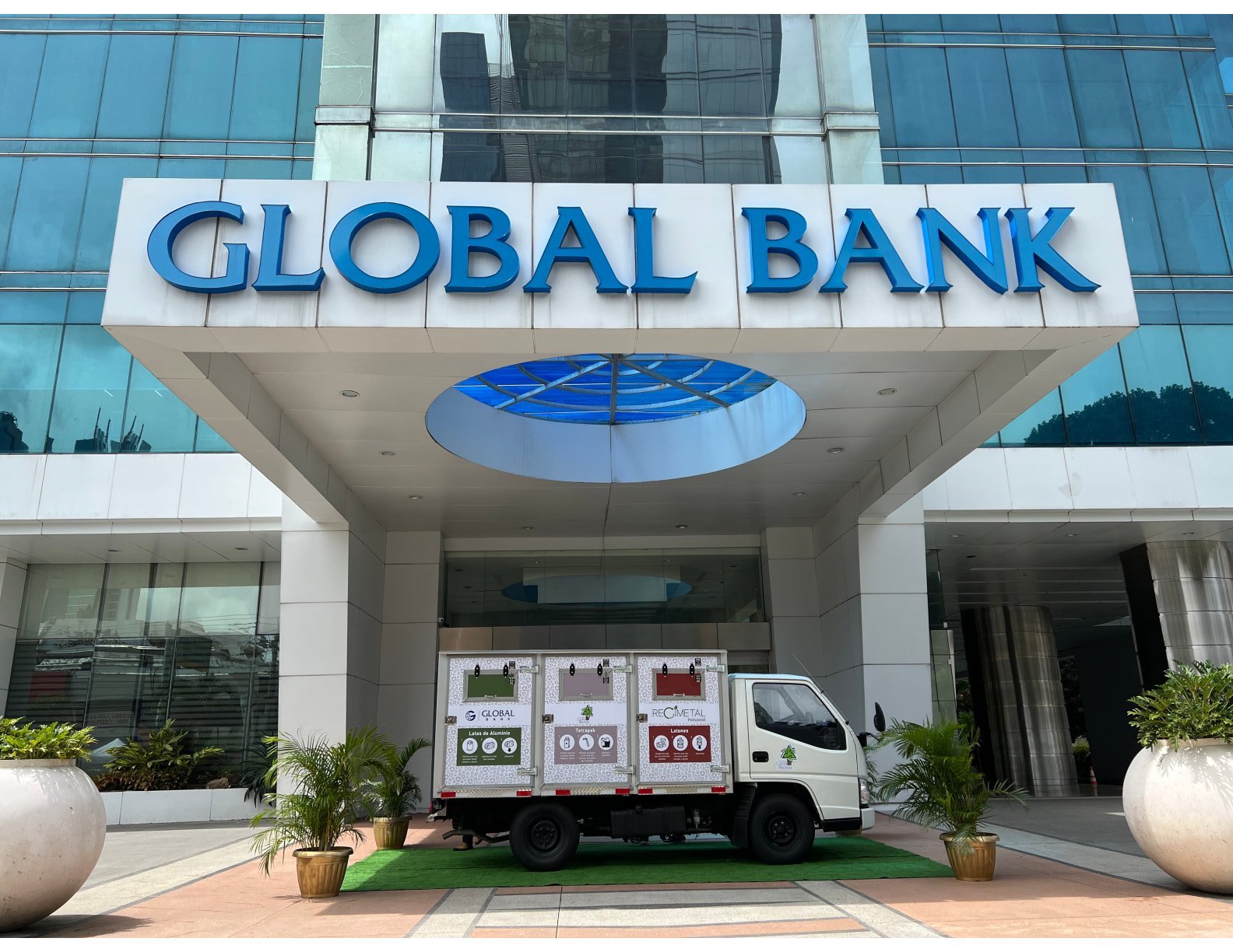Global Bank se suma a la iniciativa móvil Billy Truck de la Fundación Costa Recicla que educa sobre las prácticas adecuadas de reciclaje en Panamá