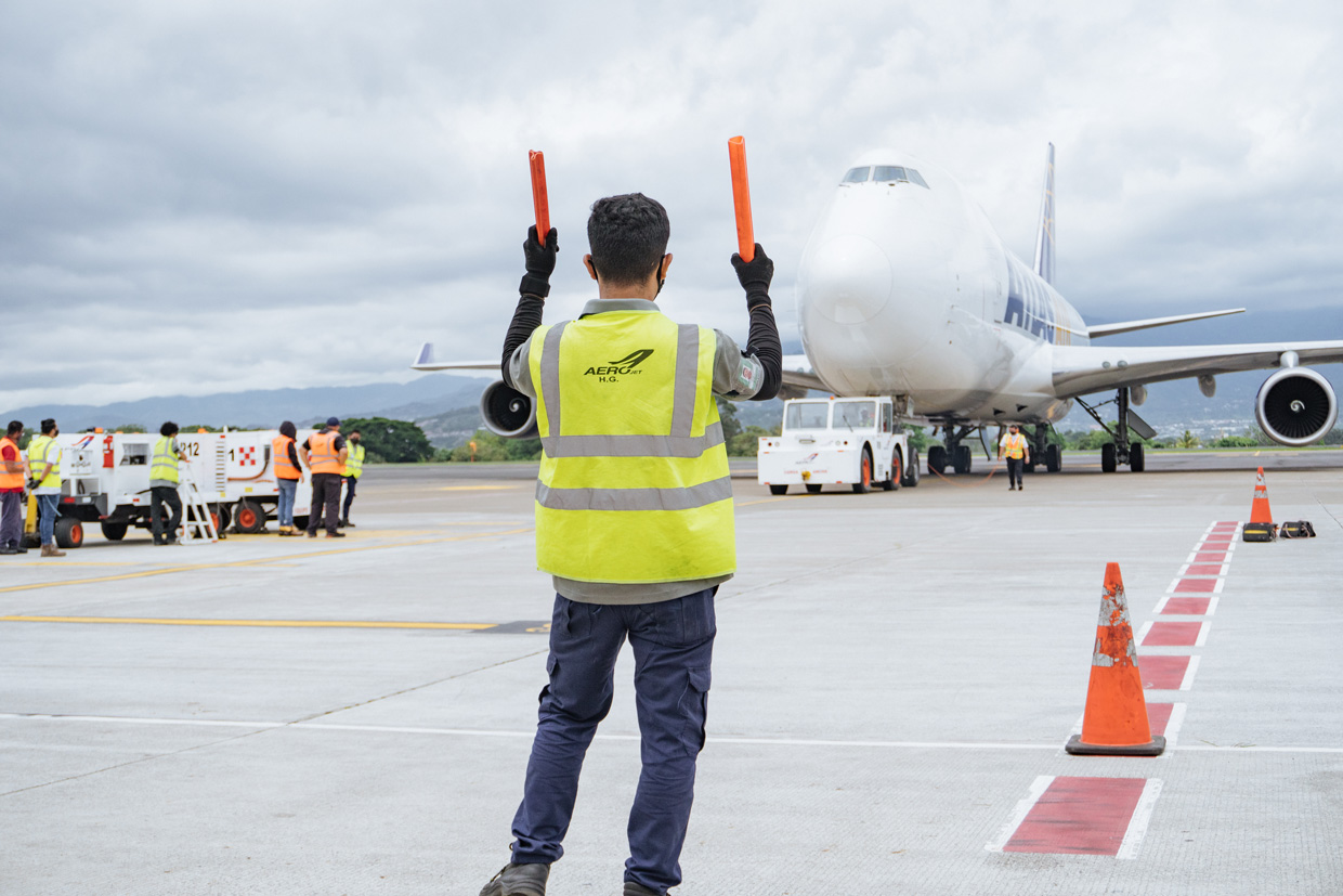 Aerojet Costa Rica y Fundación EcoTárcoles sembraron árboles autóctonos al margen del Río Grande de Tárcoles