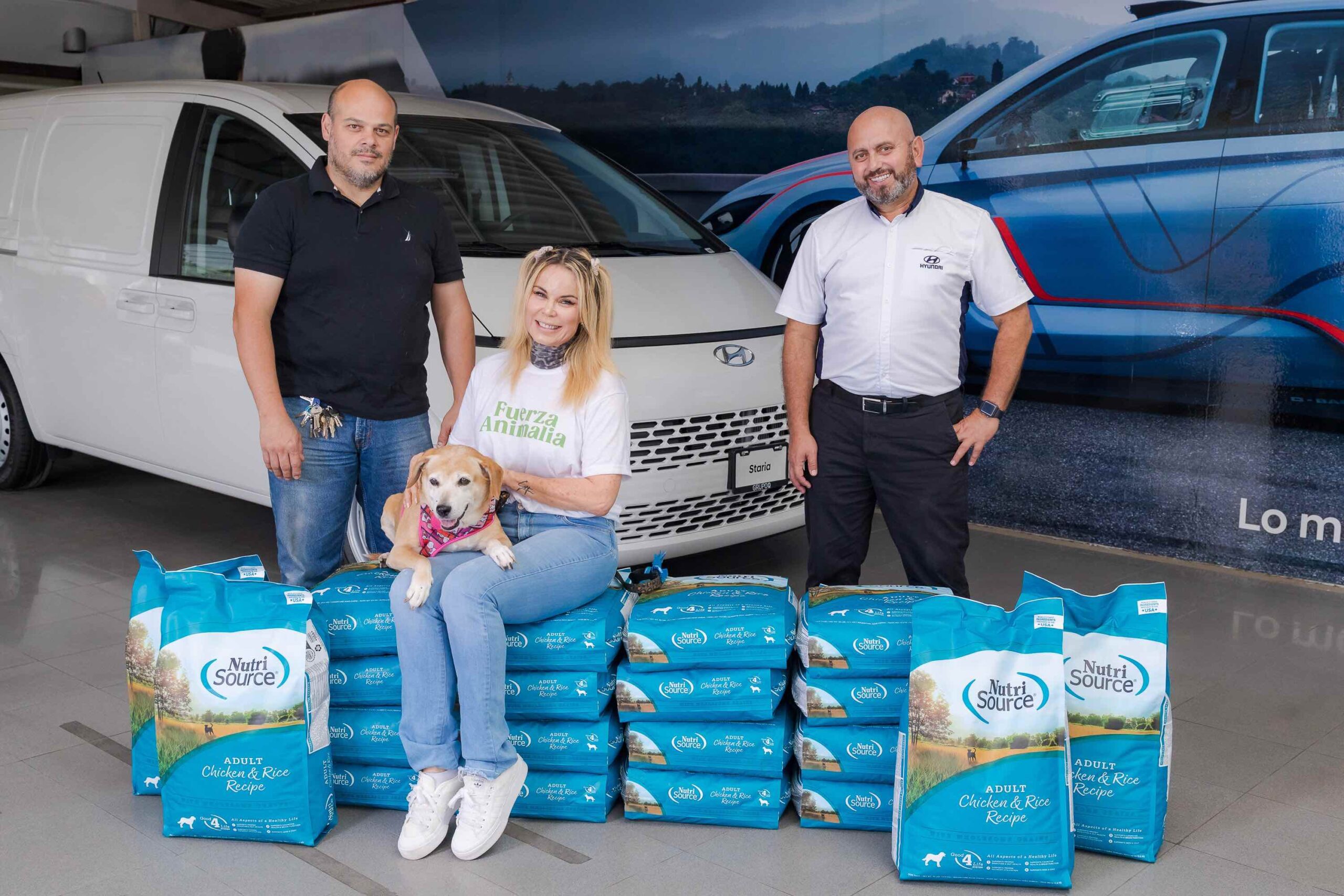 Hyundai Costa Rica dona 600 libras de alimento a Fuerza Animalia para celebrar el Día del Perro