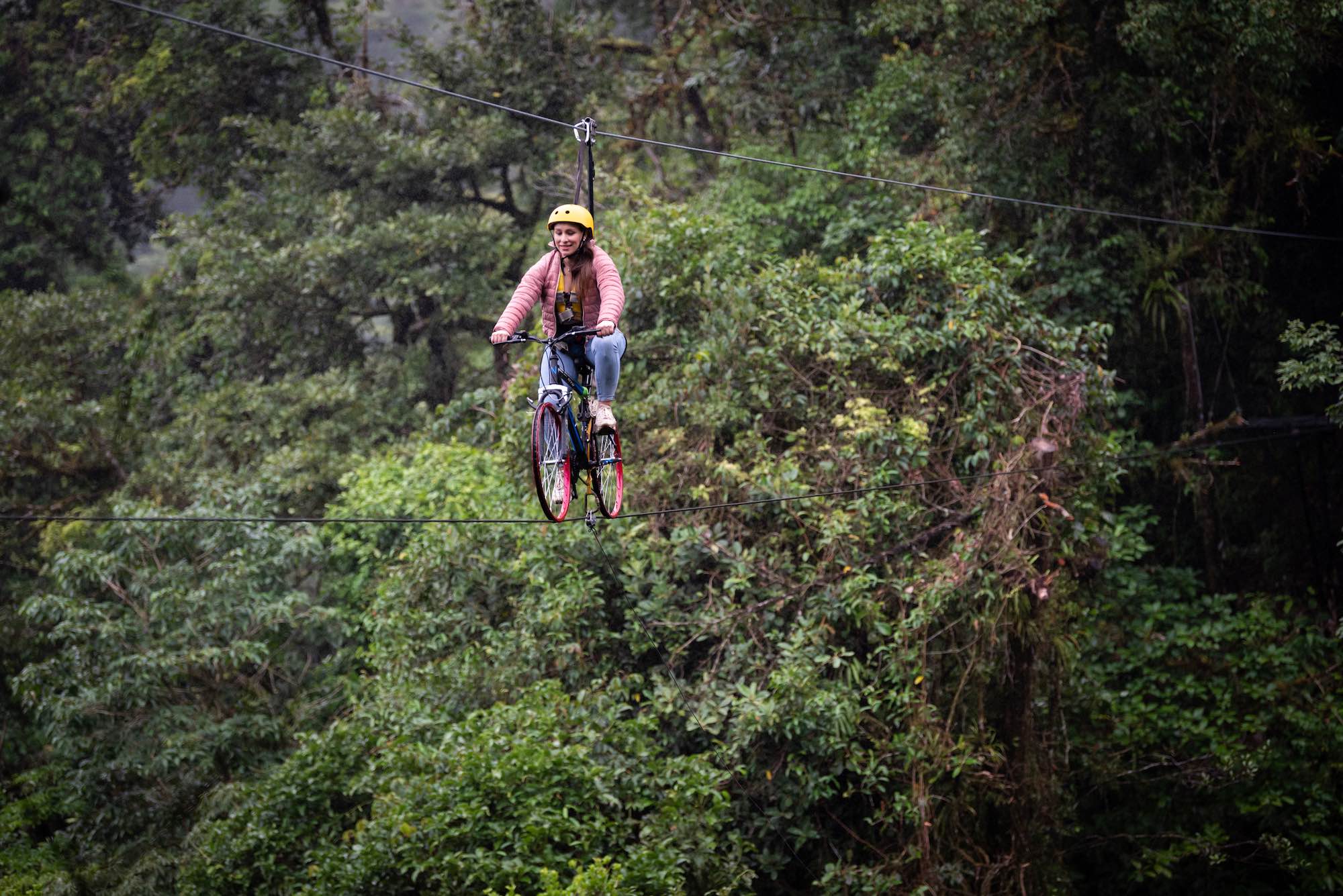 Bicicleta entre la copa de los árboles, nueva atracción en Costa Rica