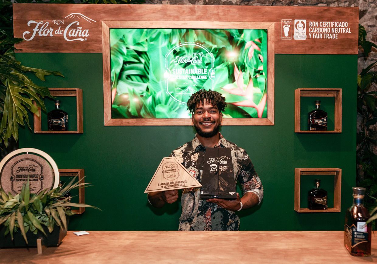 Flor de Caña corona a Carlos Ferron de Panamá como Bartender Más Sostenible de Latinoamérica