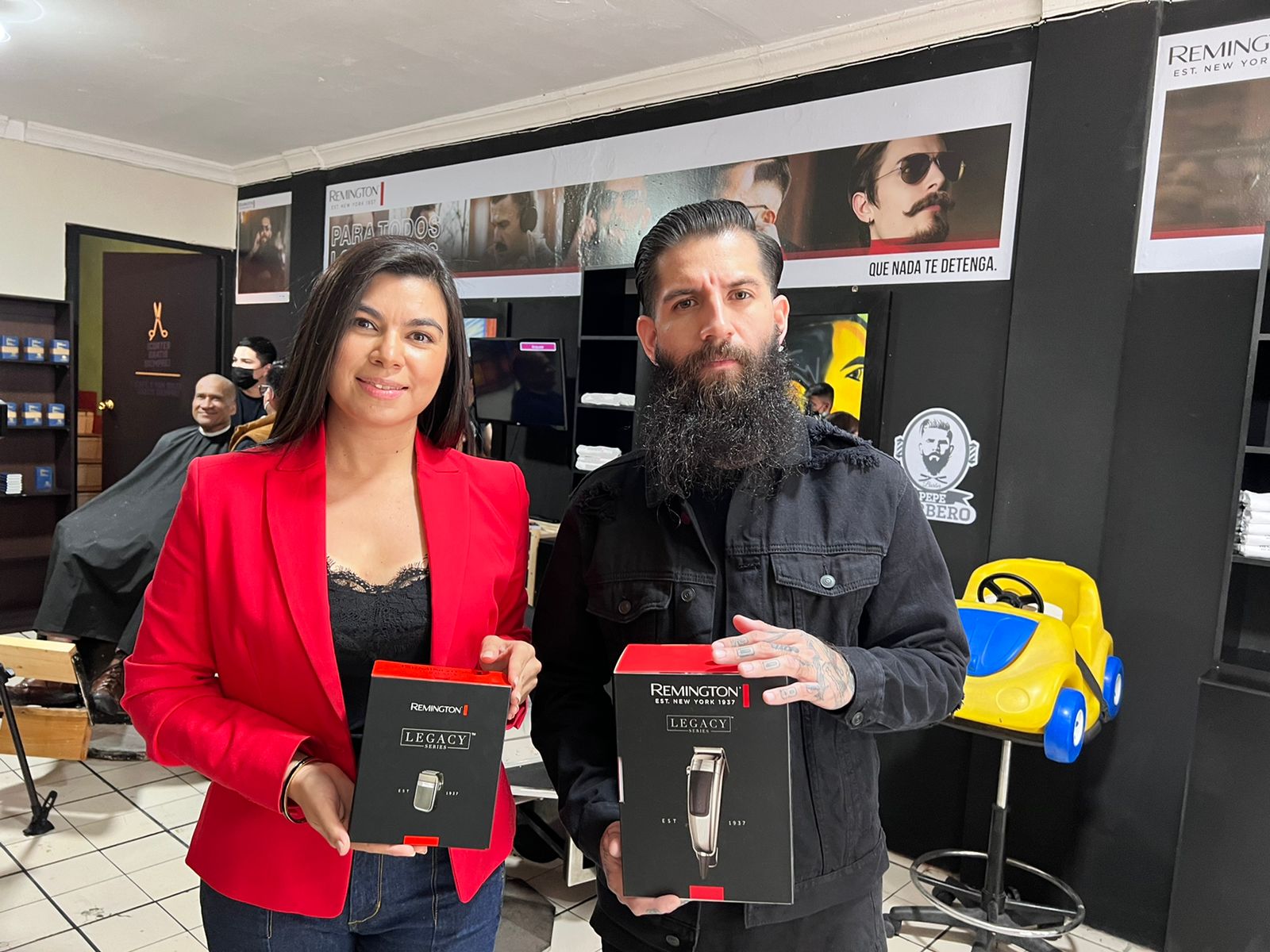 Remington suma esfuerzos con Pepe Barbero para brindar cortes gratuitos a personas de escasos recursos en Guatemala