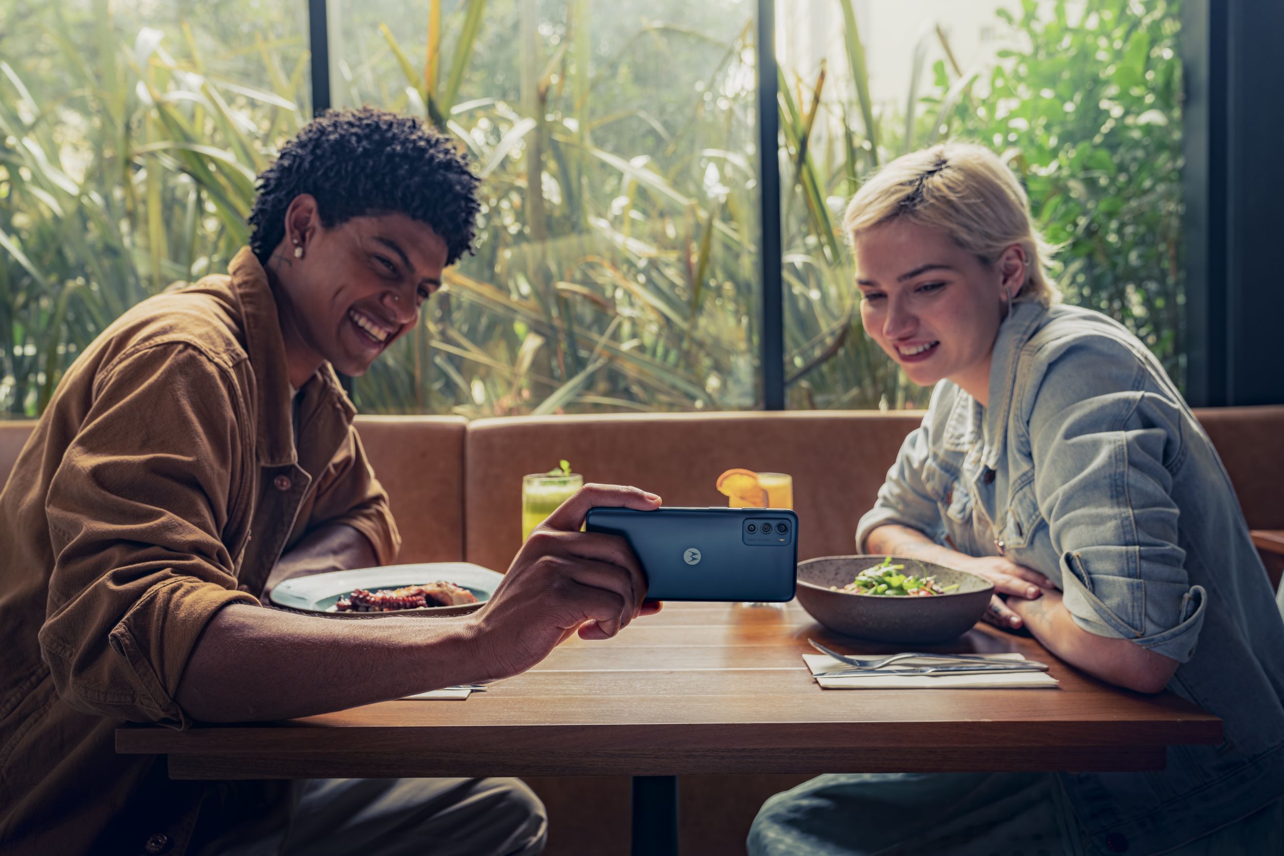 Motorola actualiza sus cámaras para poder usarlas como escáner, y obtener mejores fotos nocturnas