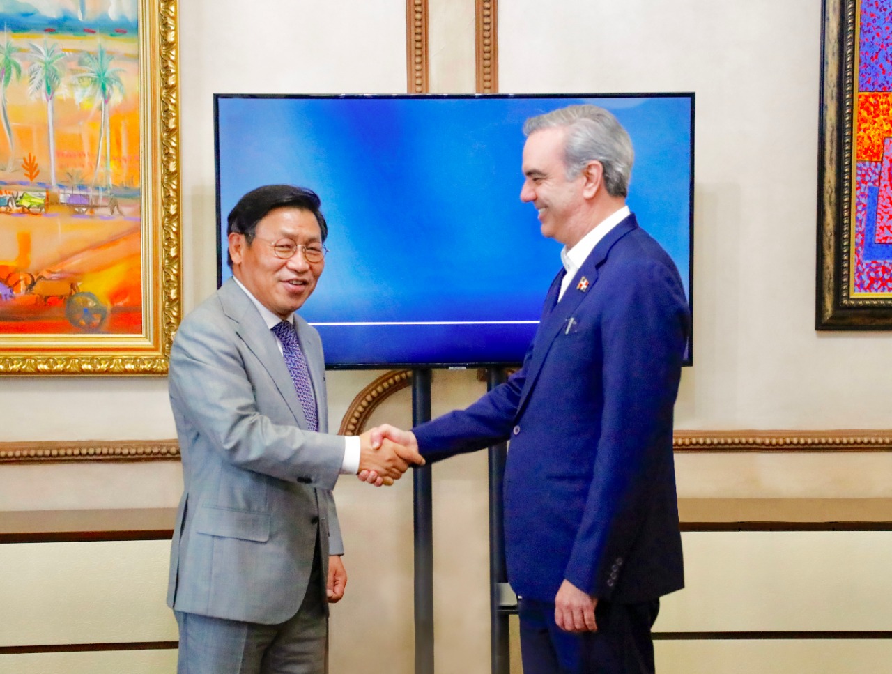 El presidente Luis Abinader se reúne con el jefe global de electrodomésticos digitales de Samsung en su visita a República Dominicana