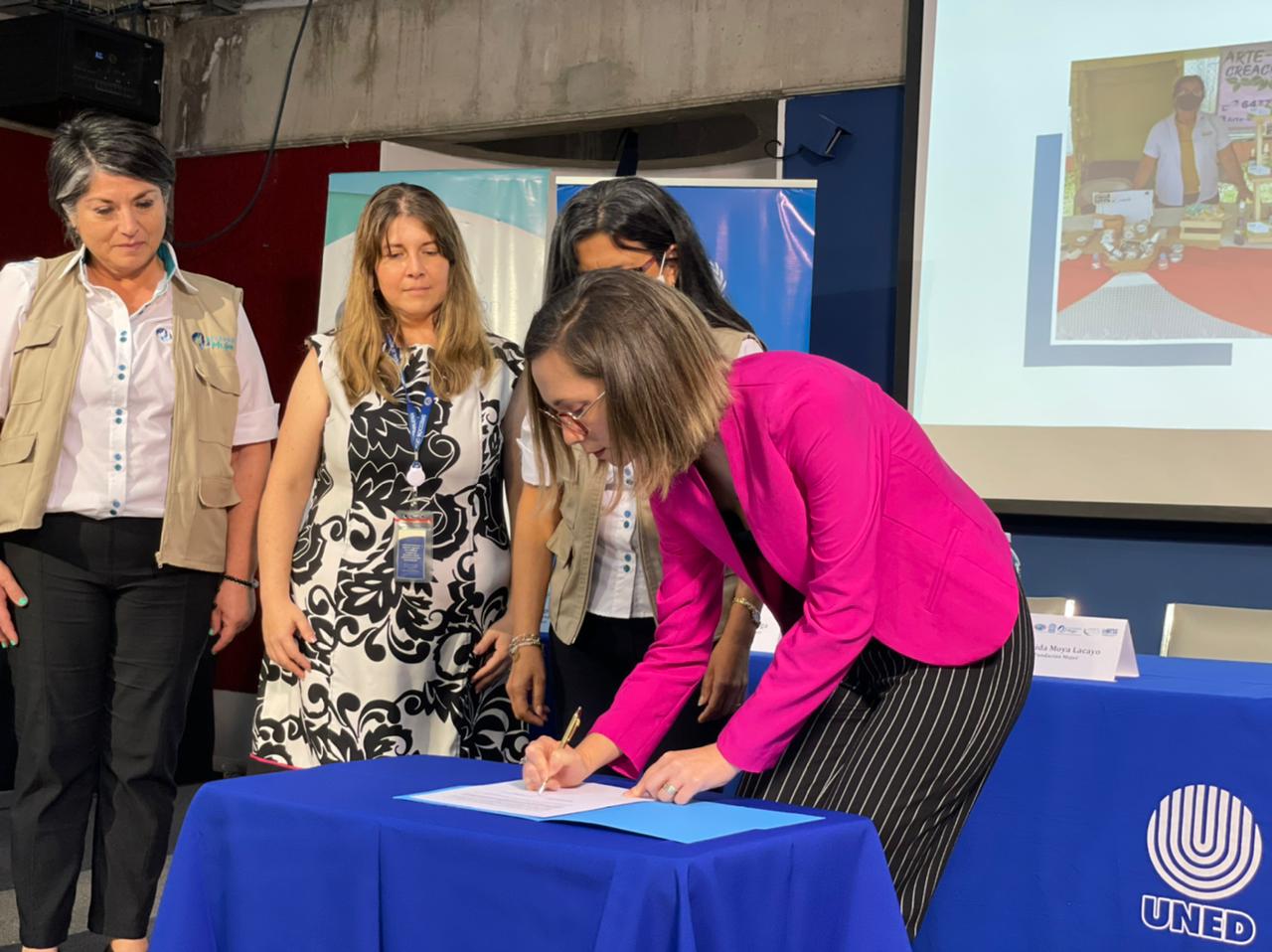 Coca-Cola FEMSA otorga capital semilla a negocios liderados por mujeres en Costa Rica
